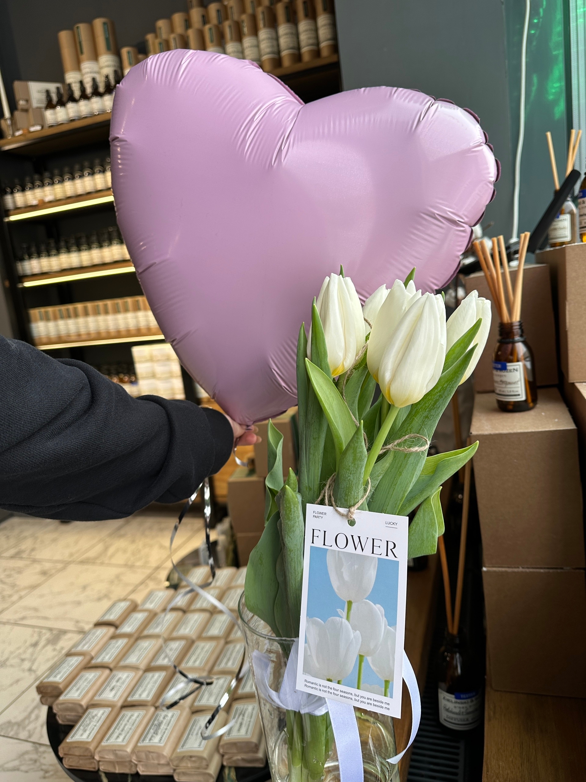 Шар сердце и 5 тюльпанов с открыткой