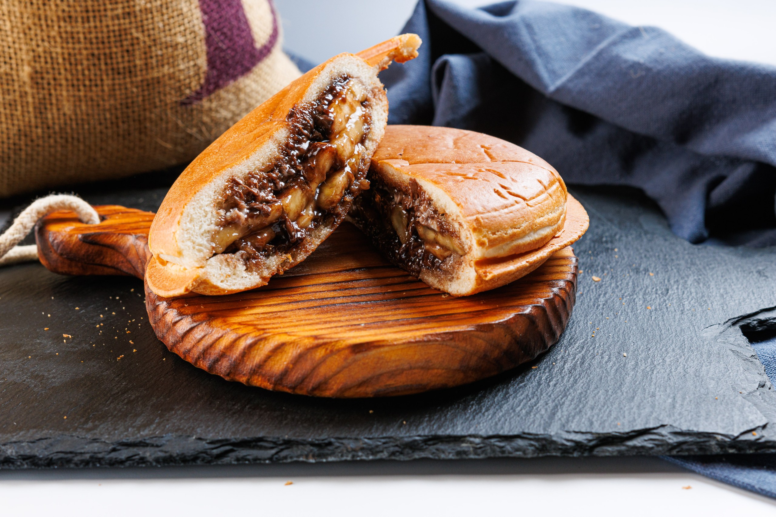 Бургер UFO с бананом, шоколадной и белой пастой