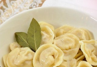 Пельмени по-сибирски ручной лепки со сметаной и зеленью