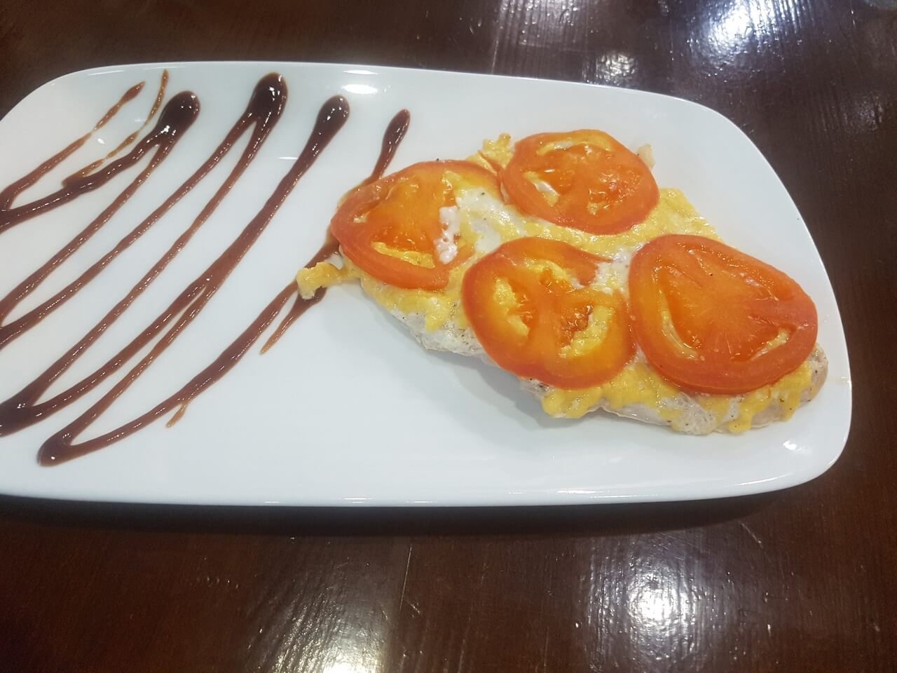 Отбивная под сыром и помидором