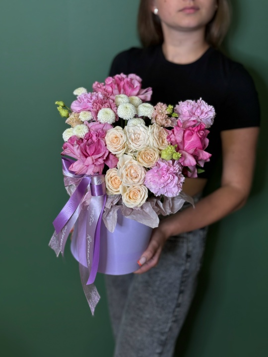 Сиреневая коробка с розами Кантри ,кустовой розой ,хризантемой ньютон и диантусами