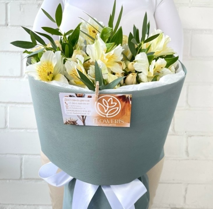 Букет из кустовой розы, альстромерии и эвкалипта