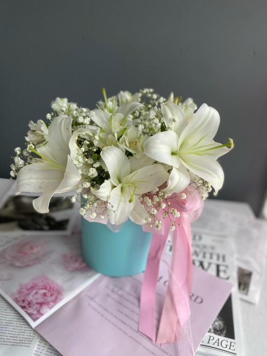 Нежная ароматная коробочка с Лилией и альстромерией