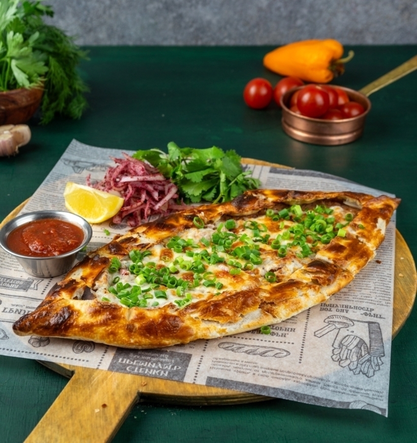 Пиде по-турецки с говядиной