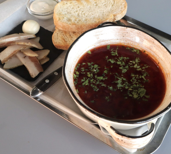 Борщ с салом, чесноком и чиабаттой