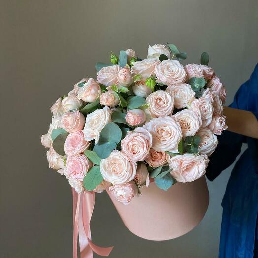 Цветы в коробке пионовидные премиум розы