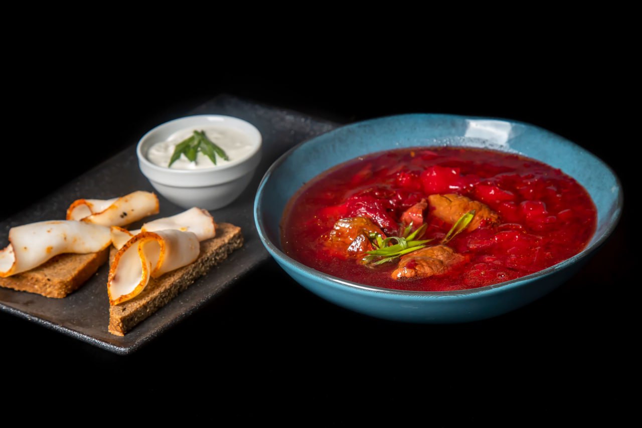 Борщ с гренками и с салом