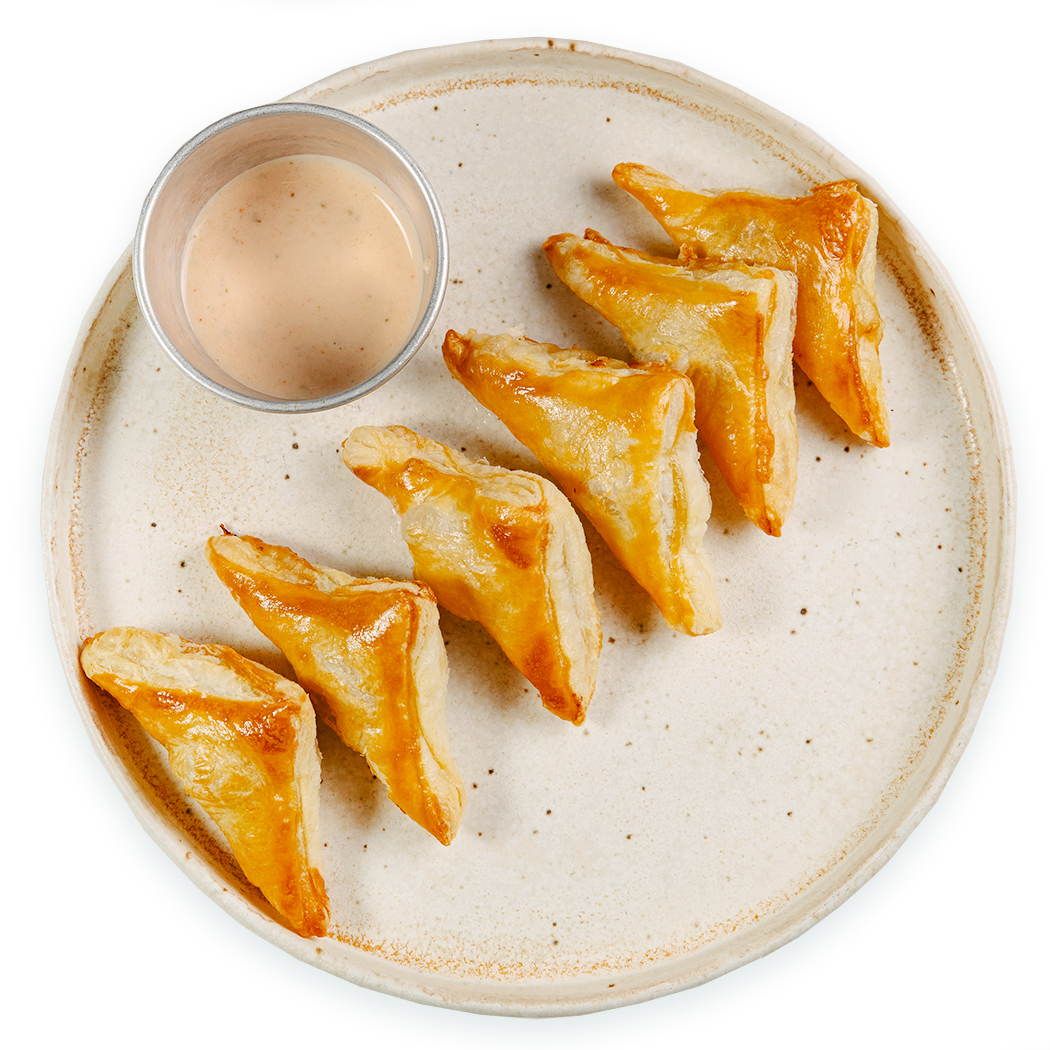 Слоеные пирожки с лососем