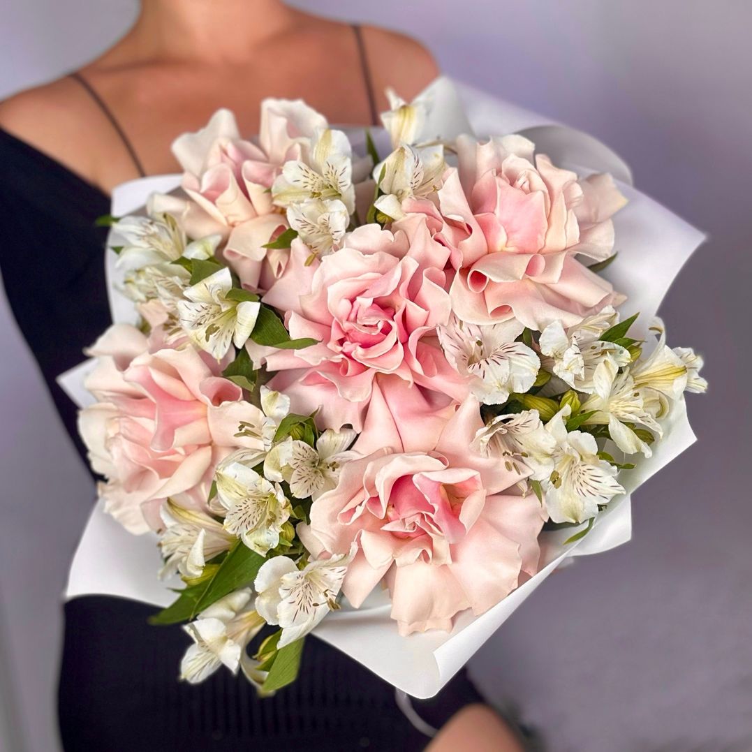 Классический букет: Французские розы и альстромерии