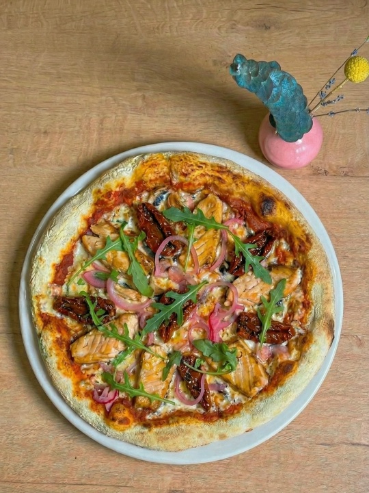 Пицца с копченым лососем в смокере 22см