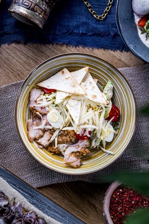 Д Цесаридзе с кебабом из цыпленка