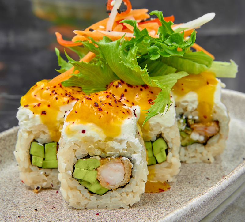 Внутри темпурная креветка и авокадо, сверху белый сыр и тартар из манго Сыр творожный