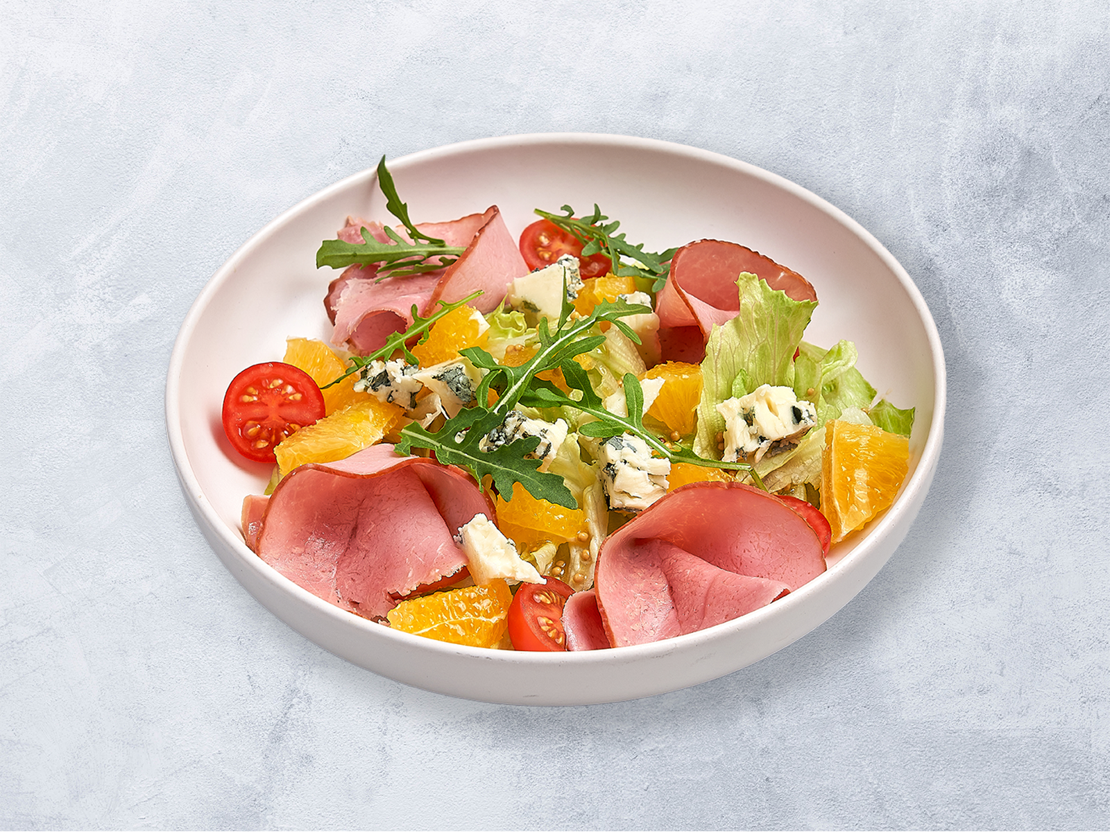 Салат с говядиной и сыром дорблю.