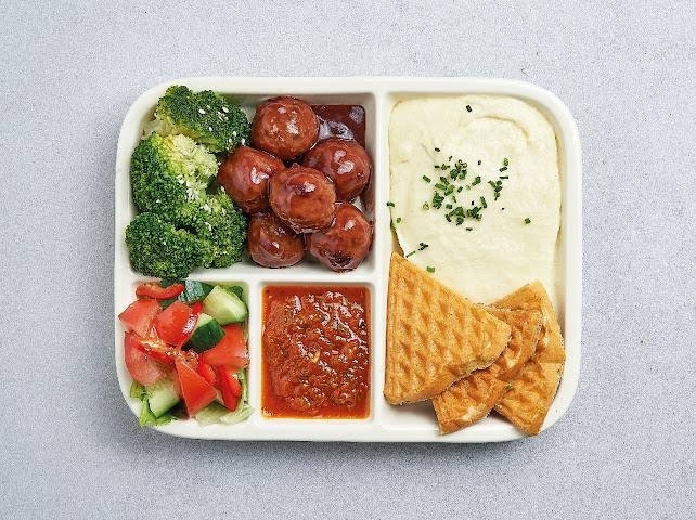 Норвежский бенто с фрикадельками в демигласе.