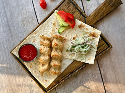 Люля куриная с овощами и соусом