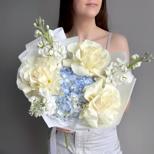Нежный букет белая французская роза, голубая гортензия и маттиола