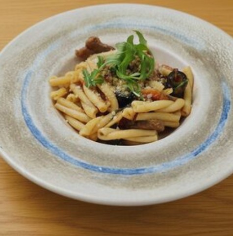 Казаречче с индейкой и маслинами в томатном соусе