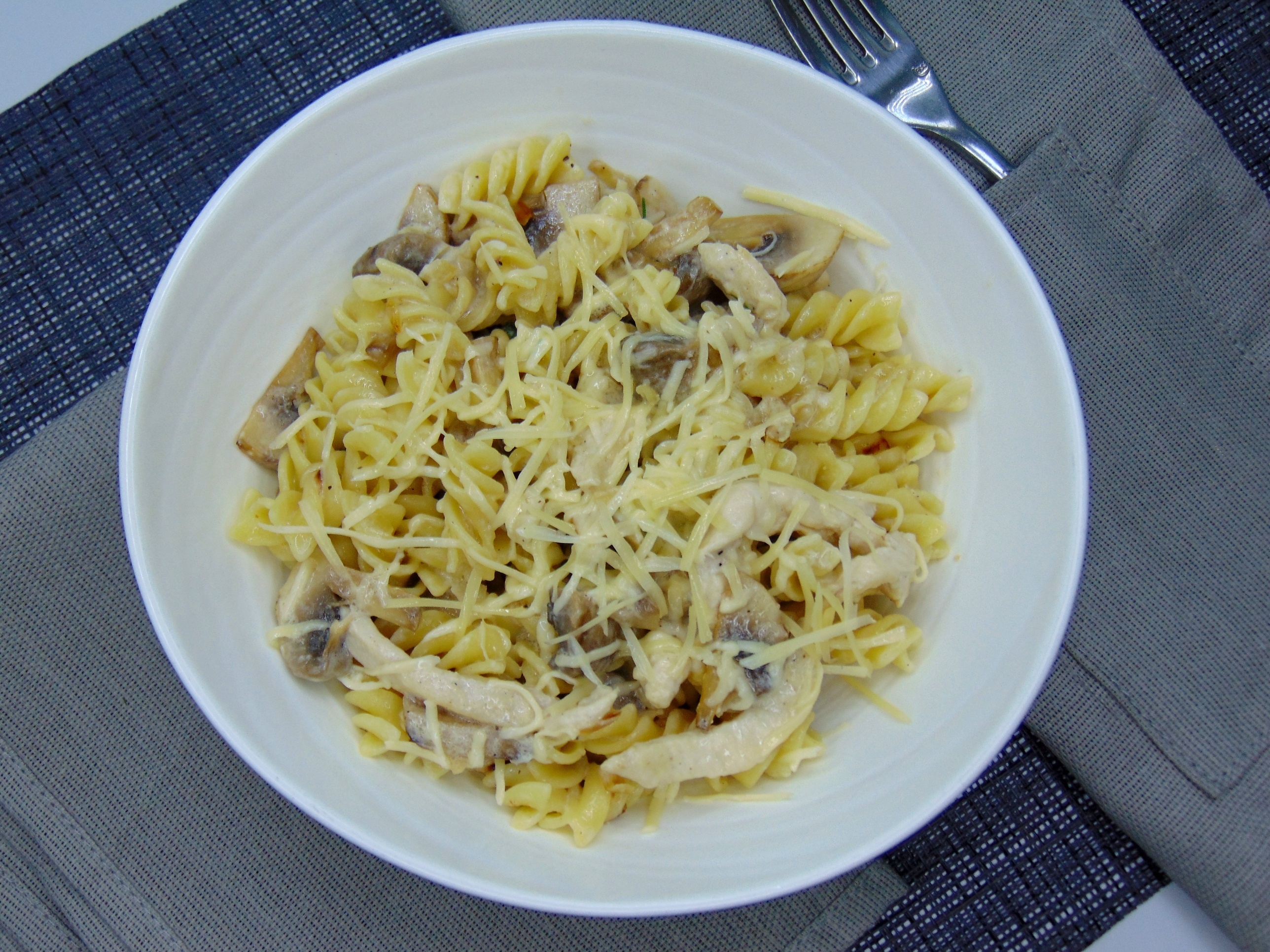 Паста с курицей и грибами