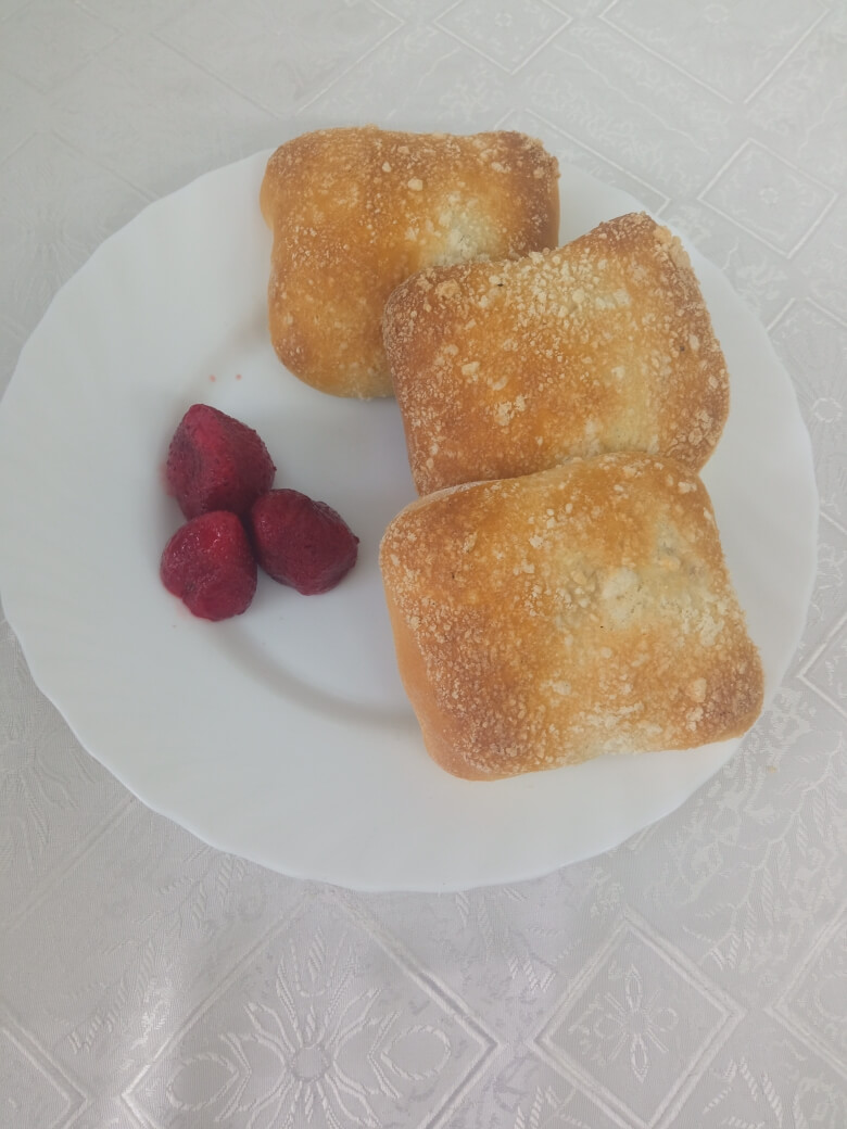 Пирожок печеный с клубникой