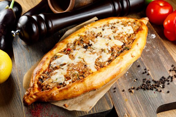 Пицца с домашним фаршем со свежими овощами