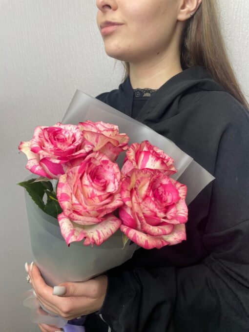 Комплимент из 5 роз Мэджик Таймс