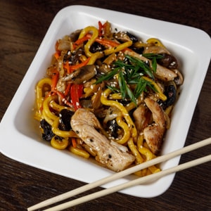 WOK с курицей и грибами