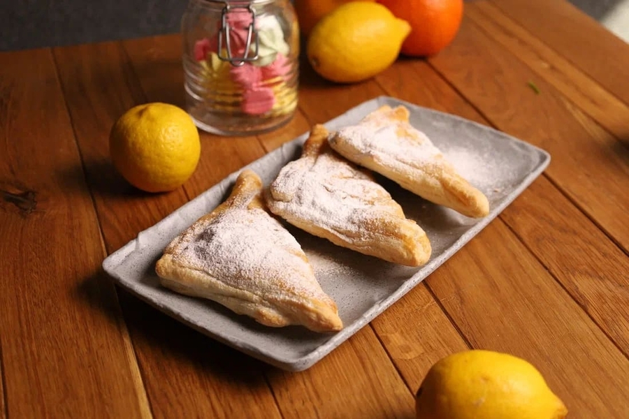 Слойка с яблоком