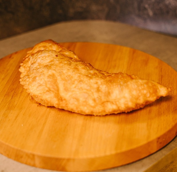 Чебурек со свининой и говядиной с добавлением моцареллы