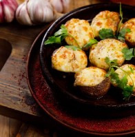 Шампиньоны запеченные с сыром сулугуни