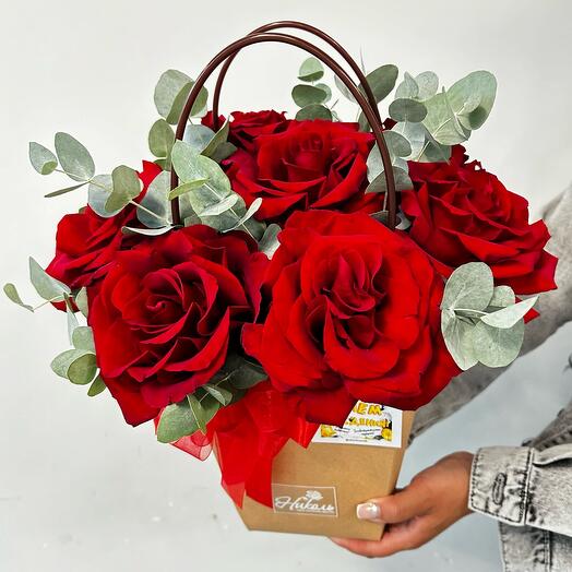 Цветочная композиция «Прованс» из роз и эвкалипта