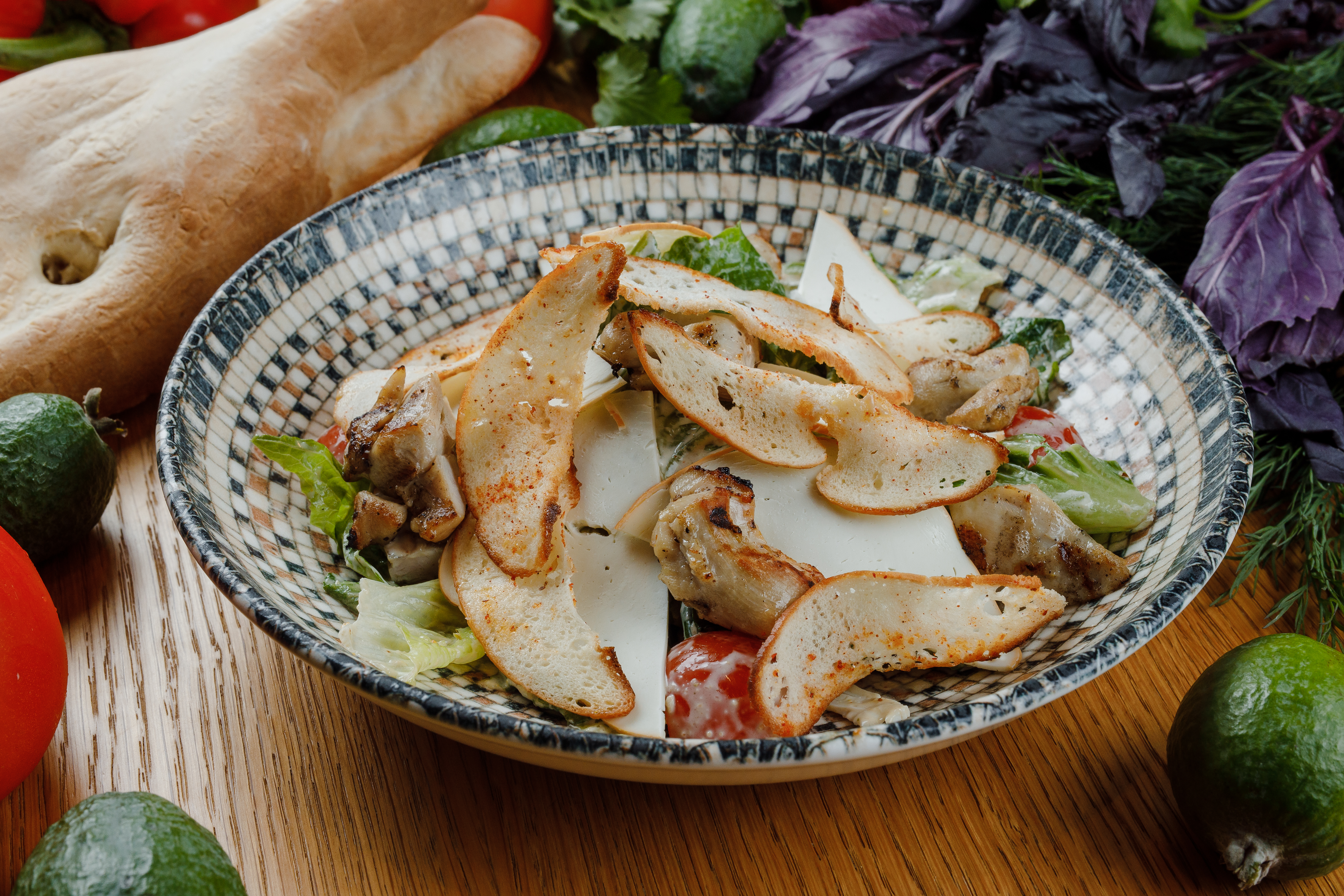 Листья романо с куриным бедром, копченым сыром сулугуни и помидорами черри