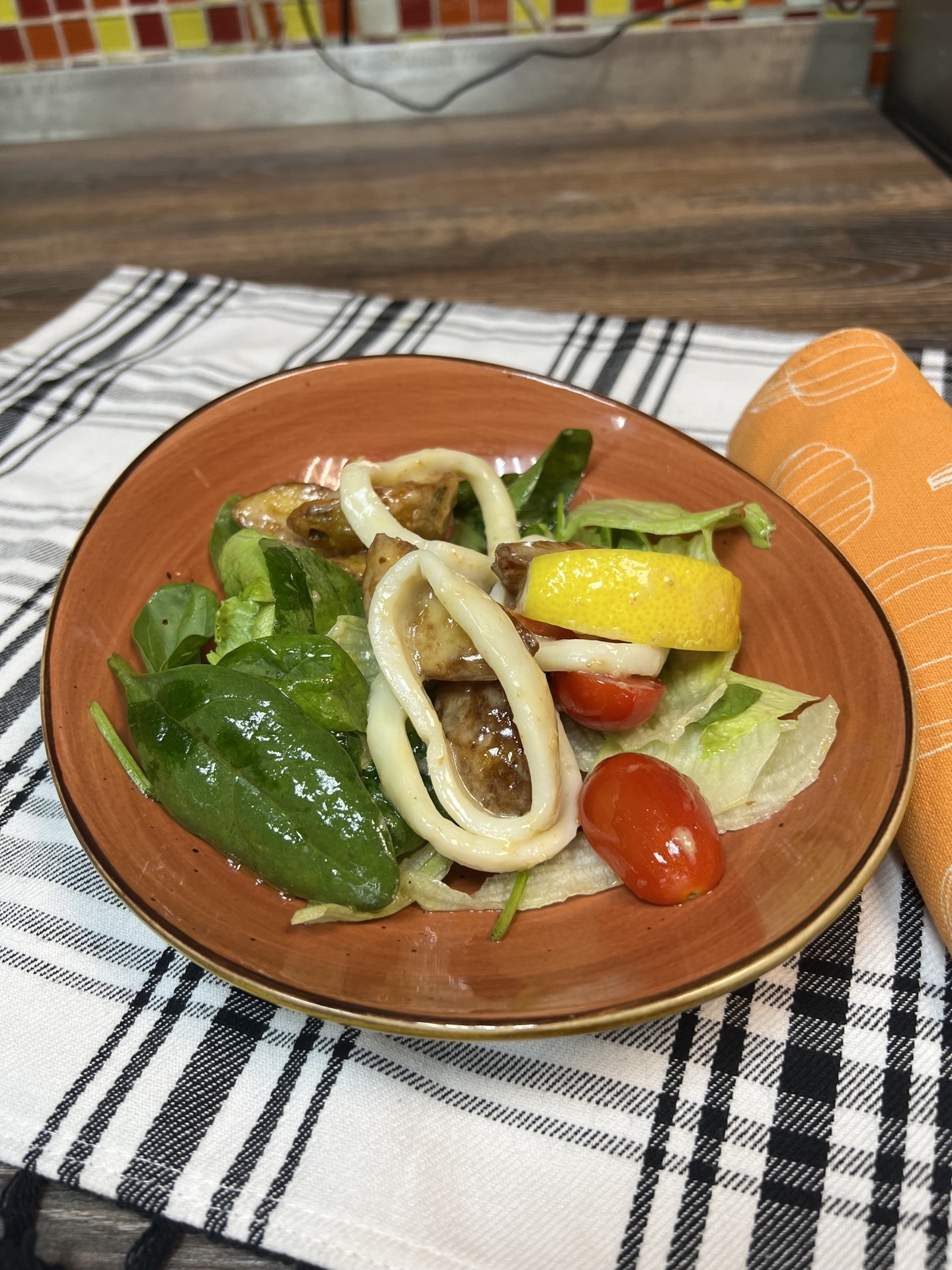 Салат с кальмаром, овощами и картофелем айдахо