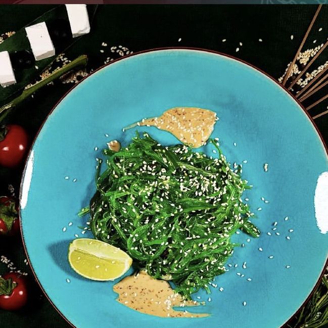 Салат чука с лимоном и ореховым соусом
