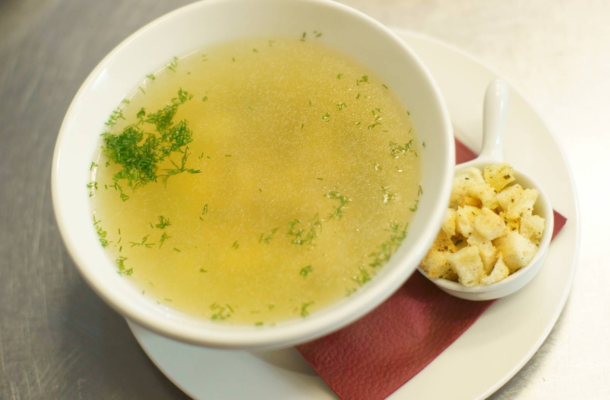 Куриный бульон с яйцом и гренками