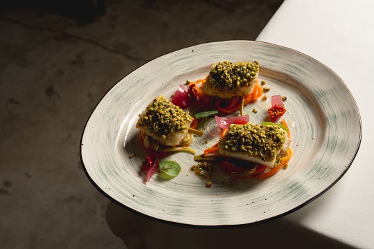 Запеченный палтус с фисташками,овощами карпионе и ванильно-лимонным соусом