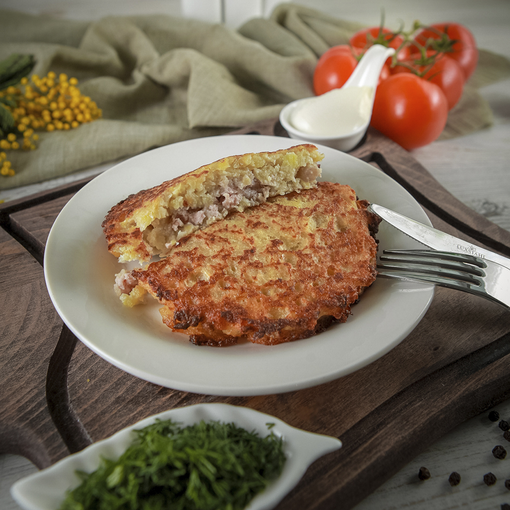 Драники с мясом и сметаной