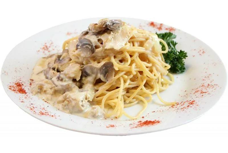 Спагетти с куриной грудкой и грибами в сливочном соусе