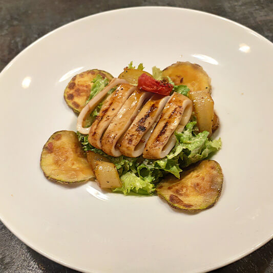 Салат с теплым кальмаром, кабачками
