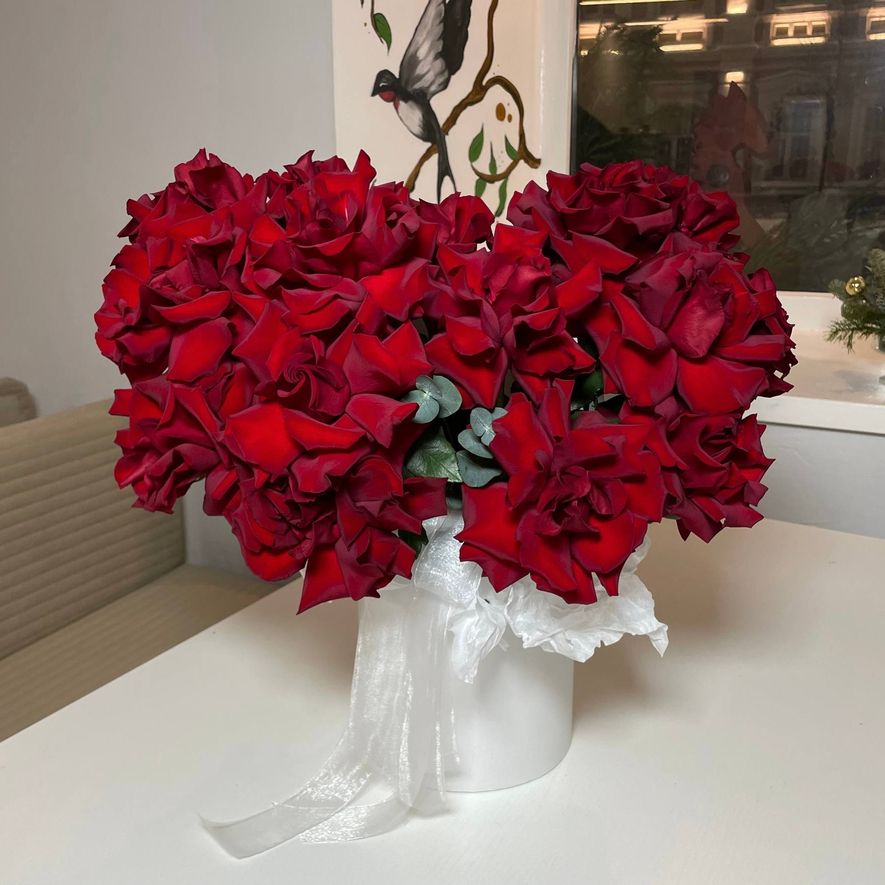 Шляпная коробка с красными розами