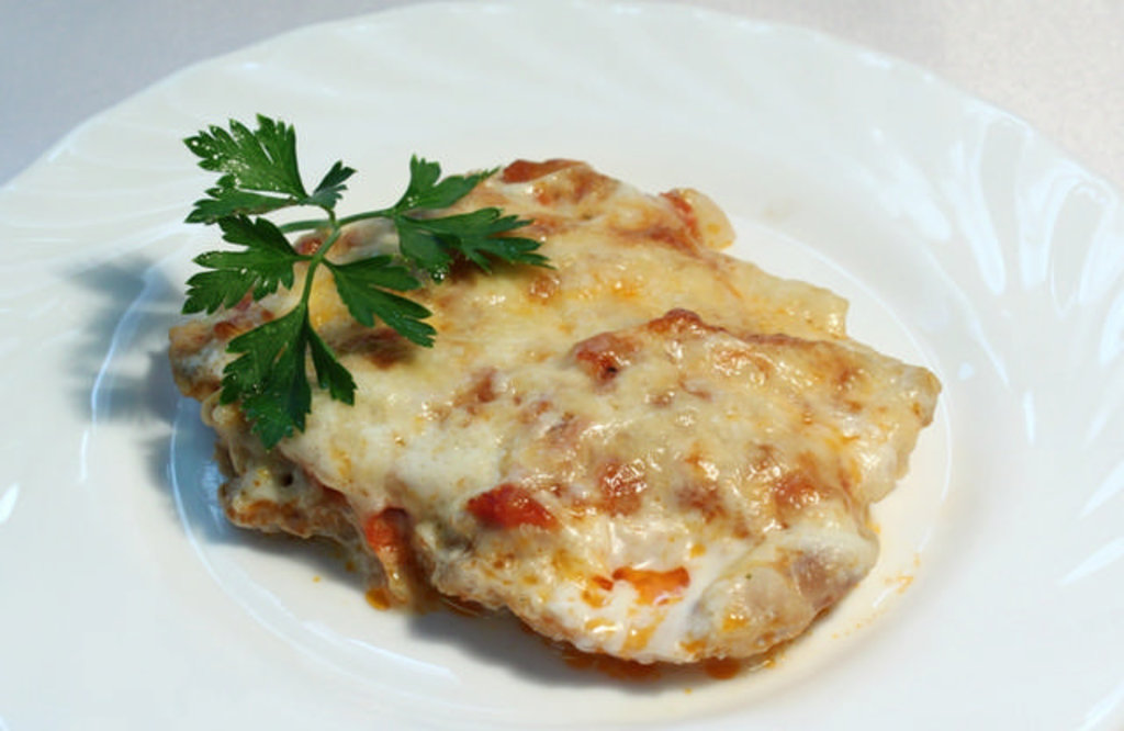 Куриная грудка под овощами запеченная