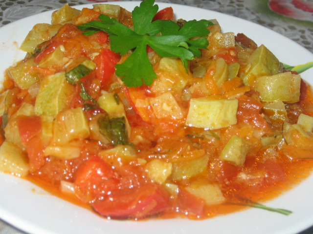 Кабачки тушёные с овощами в сметане