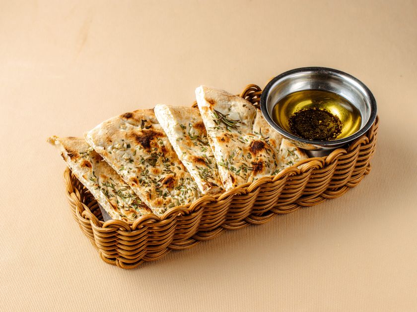 Фокачча с розмарином и чесноком