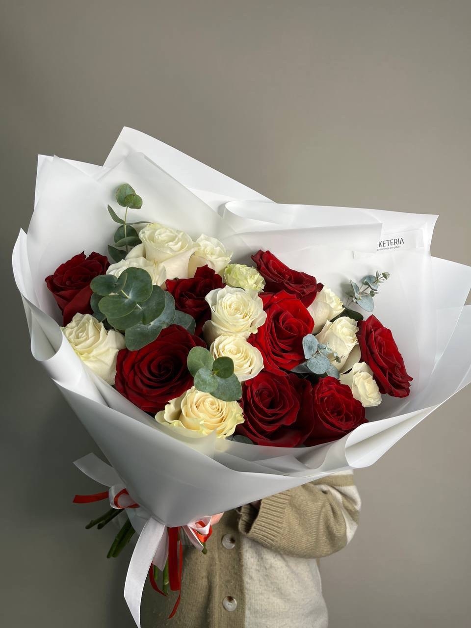 Крупные розы и эвкалипт