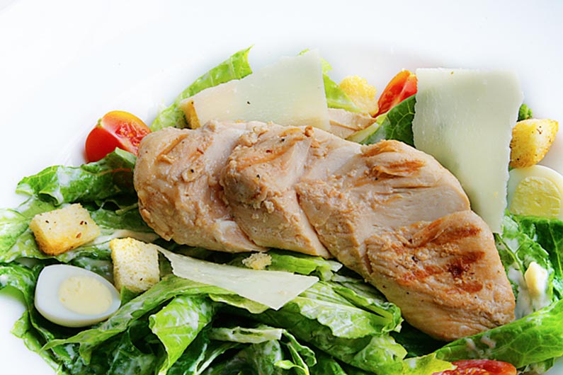 Салат Цезарь с куриной грудкой