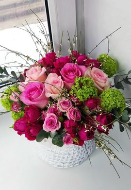 Композиция из роз и вибрунума