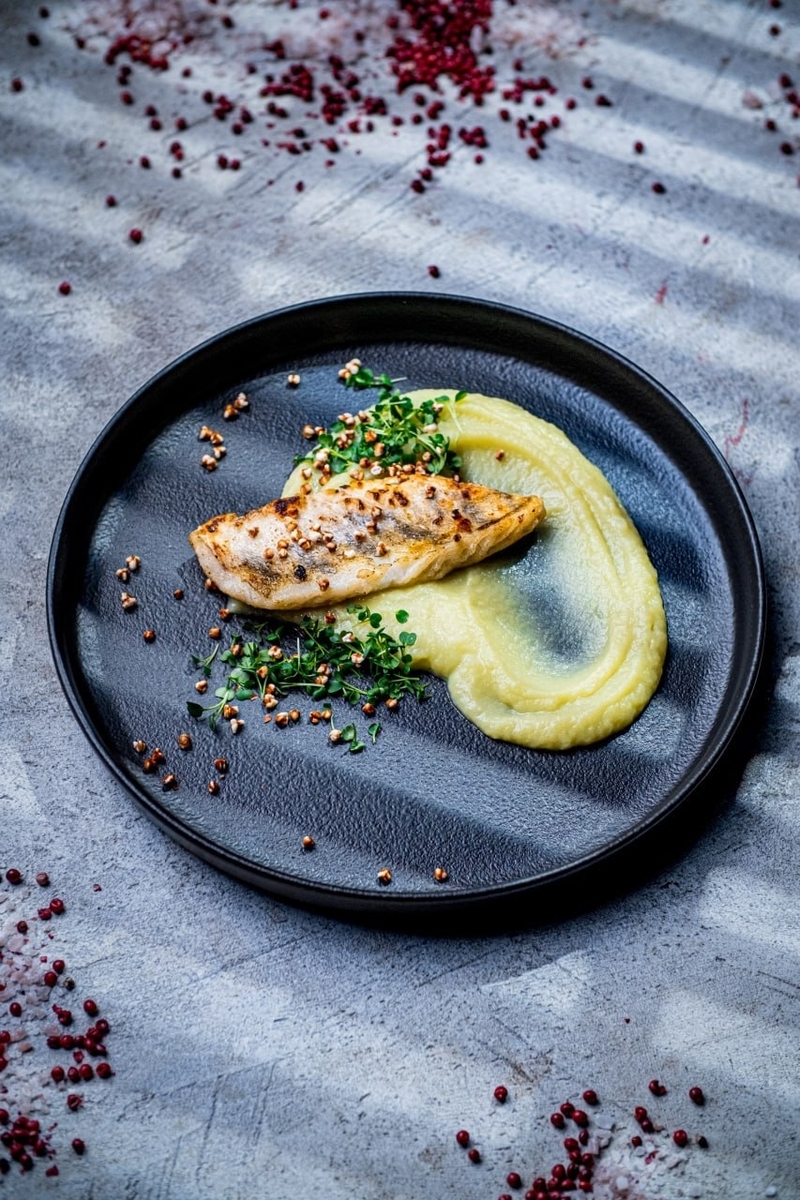 *Судак с пюре из сельдерея и попкорном из гречки