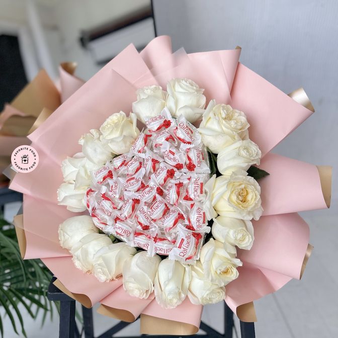 Букет из конфет Raffaello 27 штук и 17 роз