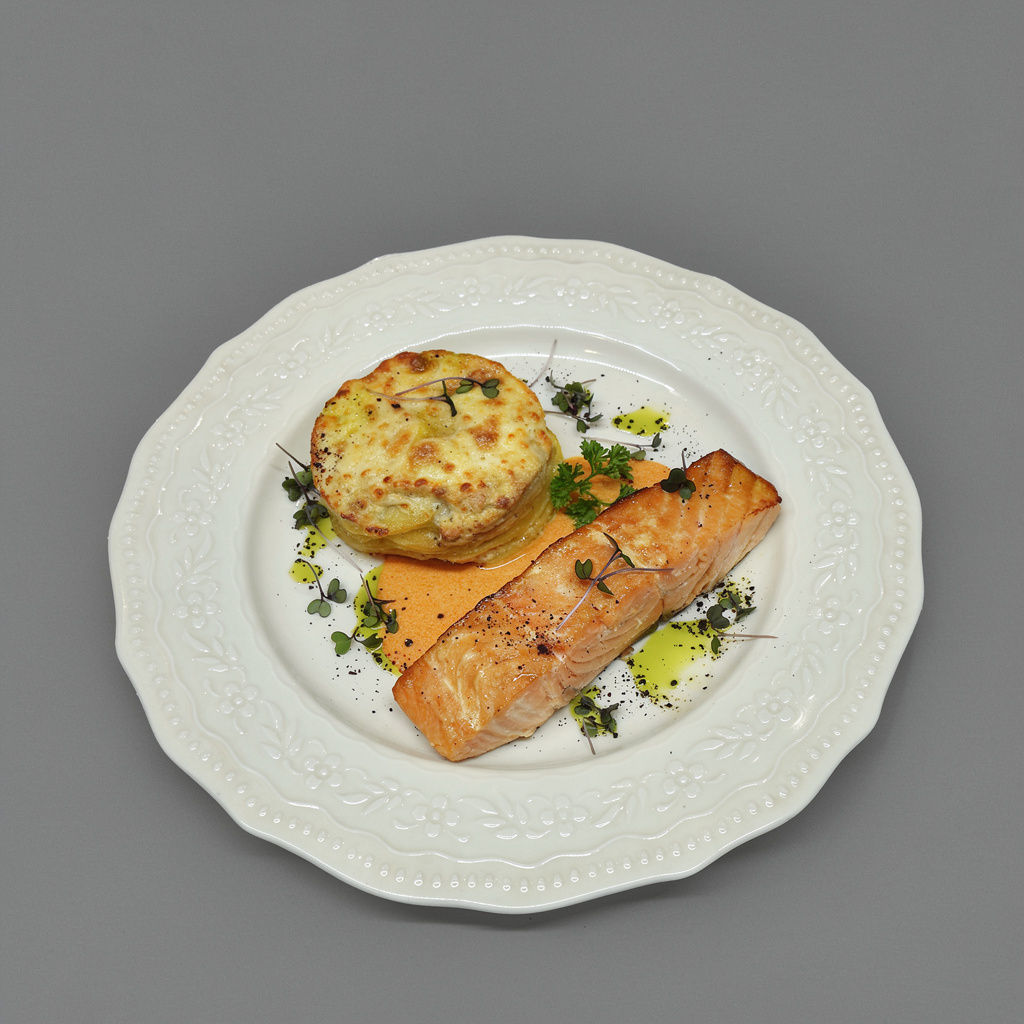 Стейк подкопченной форели с гратеном из картофеля