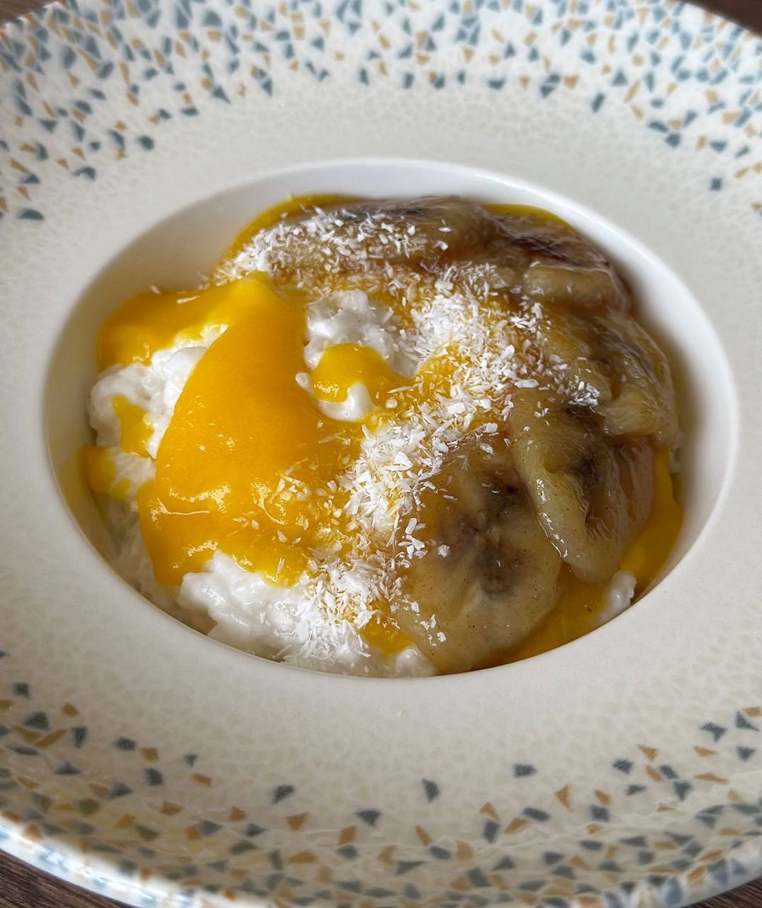 Каша рисовая с кокосом, манго и бананом