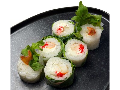 Ролл из рисовой бумаги с креветкой